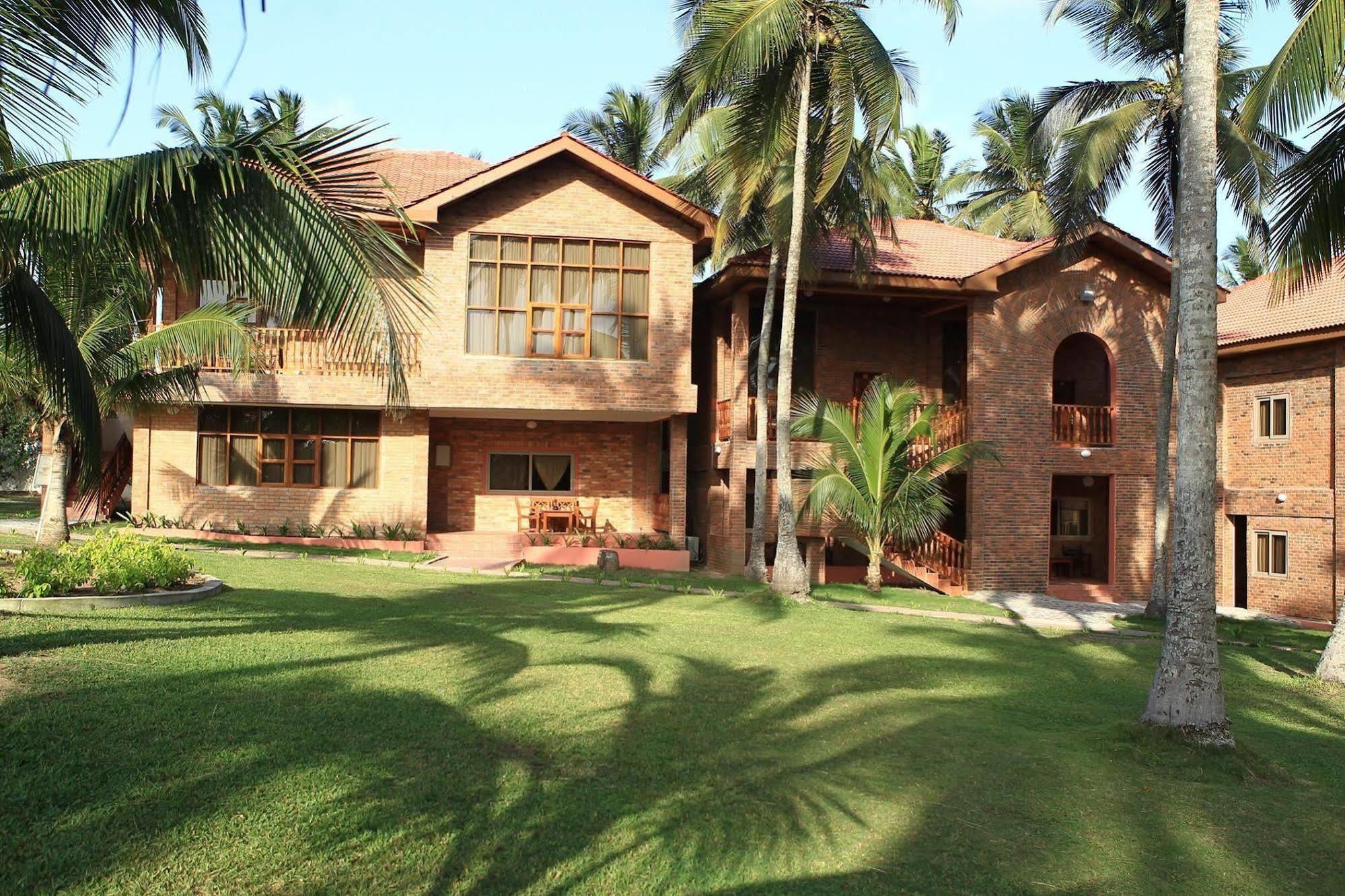 Coconut Grove Beach Resort Elmina Eksteriør billede