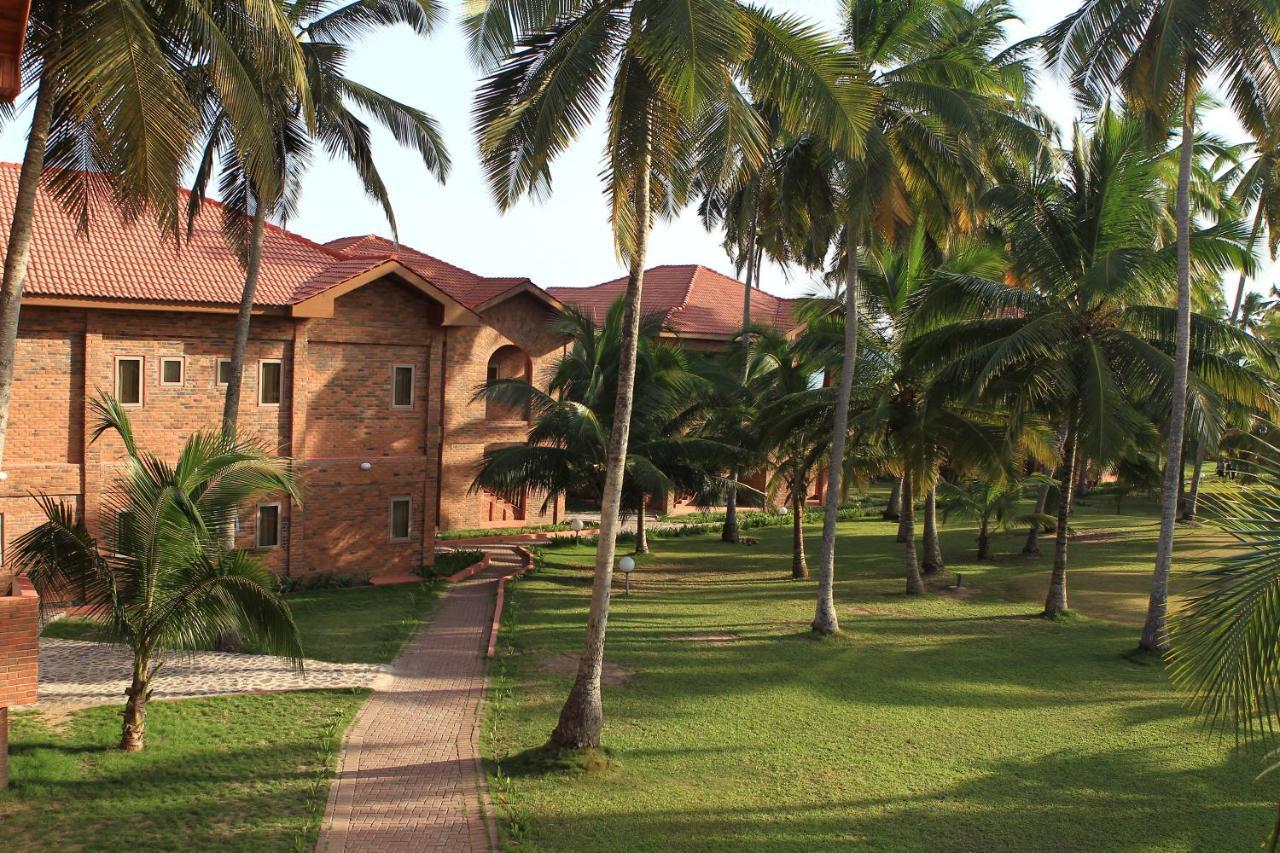 Coconut Grove Beach Resort Elmina Eksteriør billede