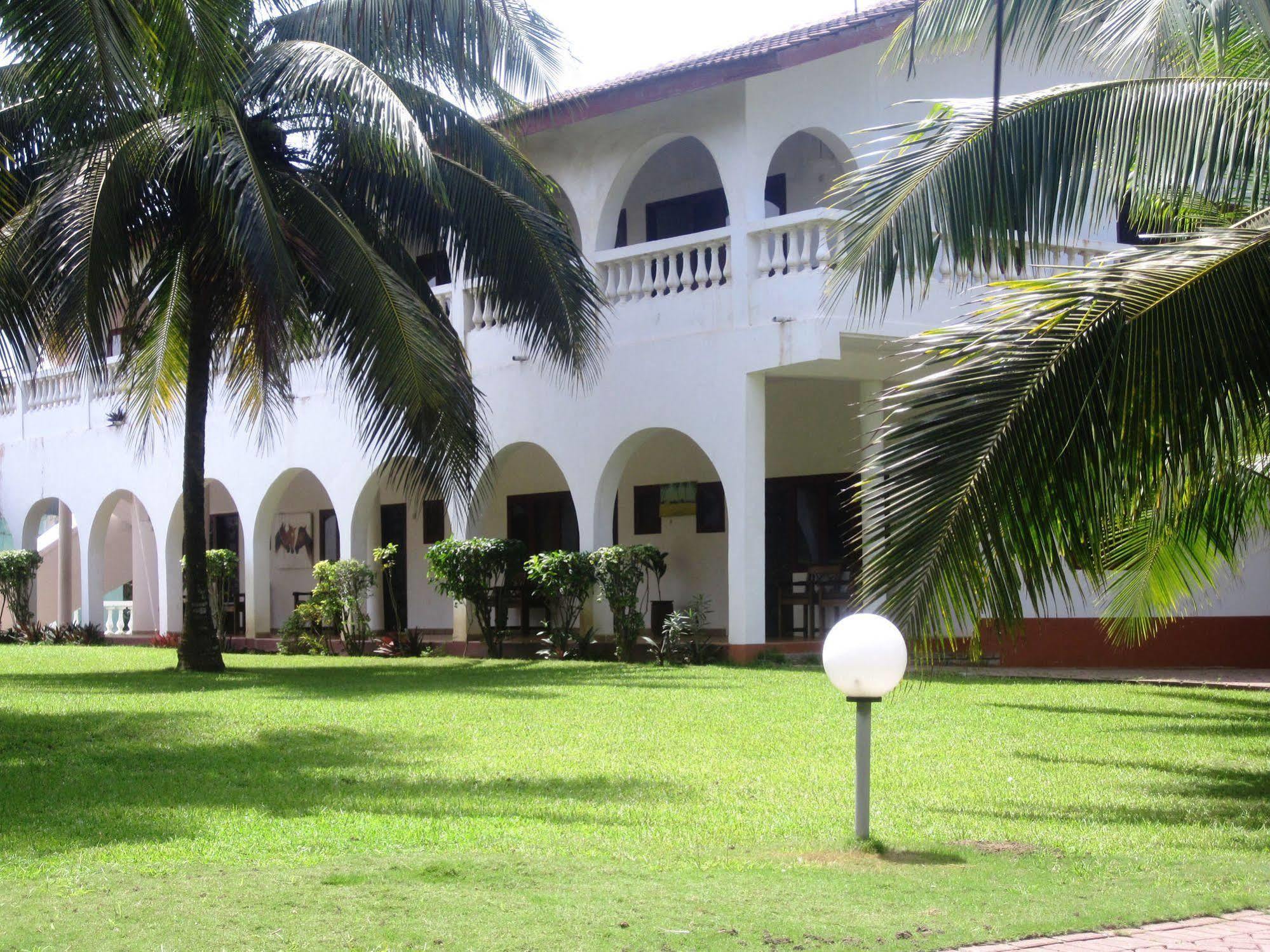 Coconut Grove Beach Resort Elmina Eksteriør billede
